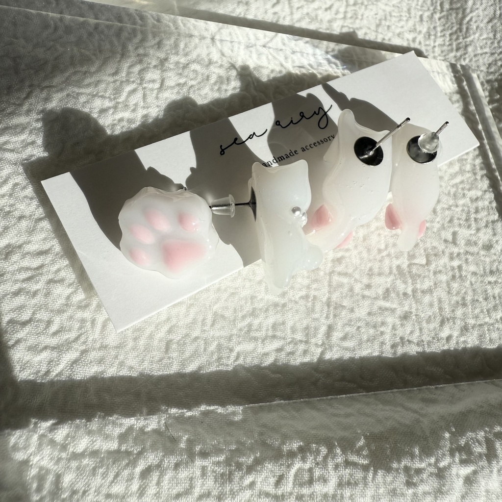 no.247 いちごみるくのねこちゃんピアス セット 猫 ねこ ピンク ホワイト ステンレス ピアス