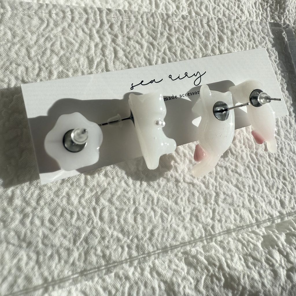 no.247 いちごみるくのねこちゃんピアス セット 猫 ねこ ピンク ホワイト ステンレス ピアス