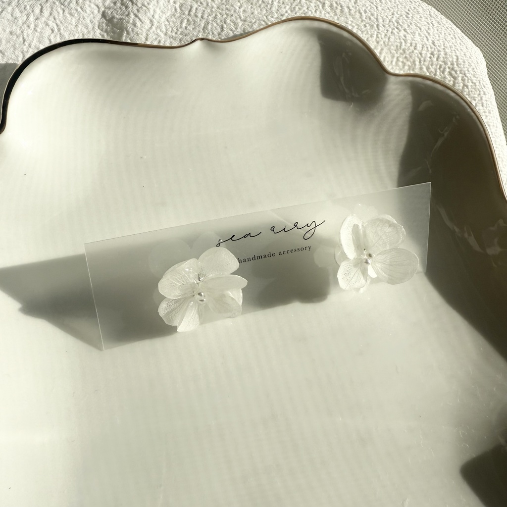 no.253 ホワイトの紫陽花ピアス アトランティスアジサイ ホワイト 白 パール アジサイ ステンレスピアス