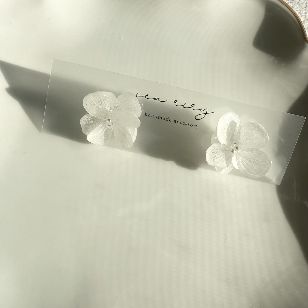 no.253 ホワイトの紫陽花ピアス アトランティスアジサイ ホワイト 白 パール アジサイ ステンレスピアス