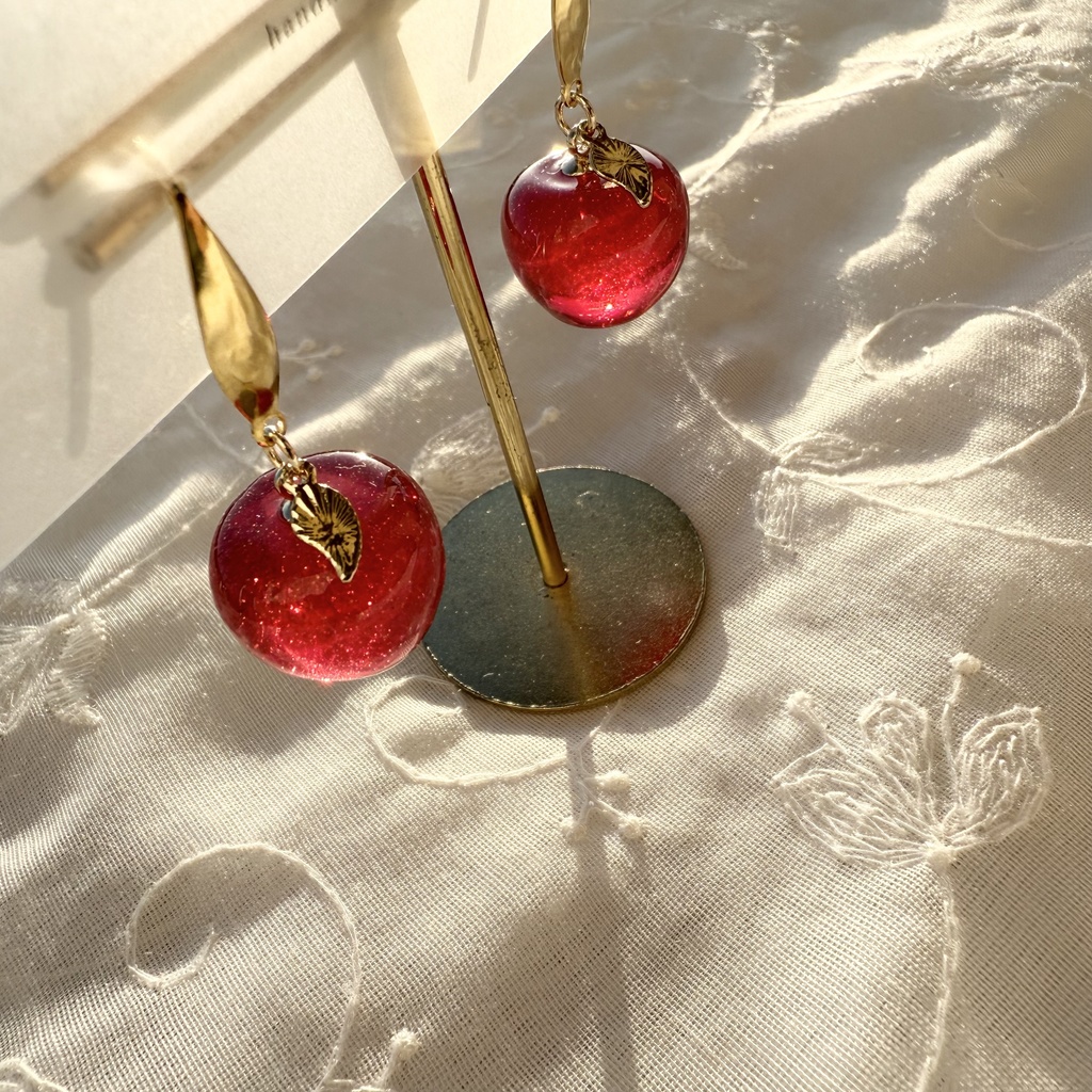 no.217 再販 赤林檎のピアス りんご 林檎 ラメ フルーツ サージカルステンレス ピアス 316刻印あり