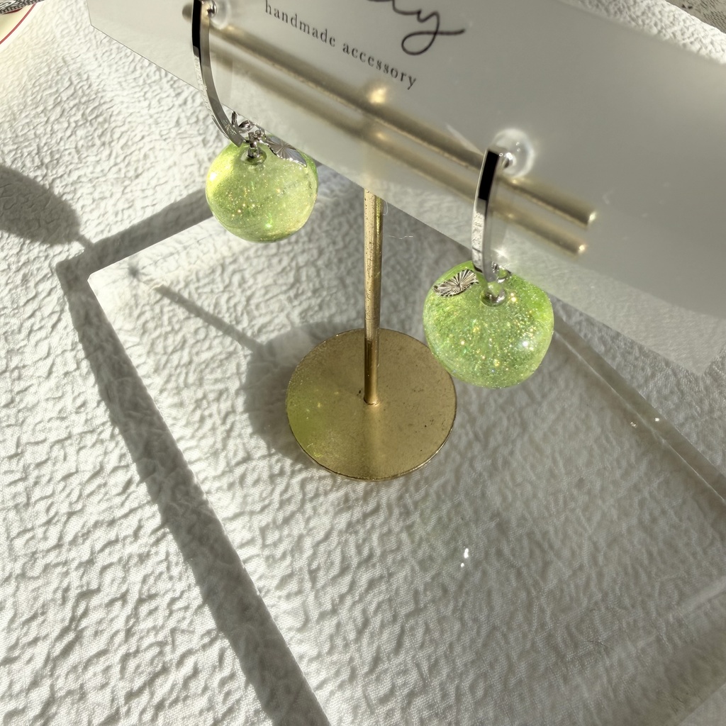 no.272 青林檎のピアス りんご 林檎ピアス 青リンゴ ラメ greenApple チタンポスト ピアス