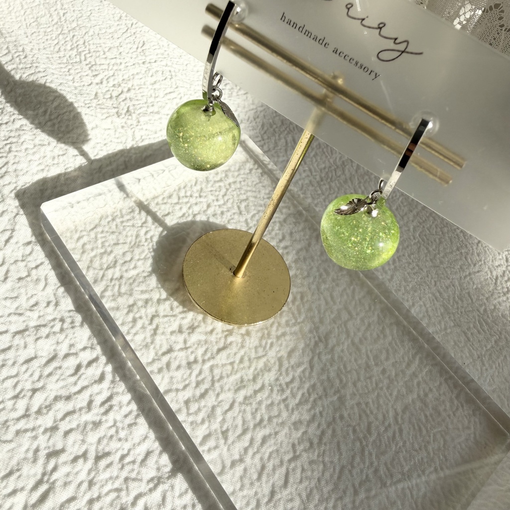 no.272 青林檎のピアス りんご 林檎ピアス 青リンゴ ラメ greenApple チタンポスト ピアス
