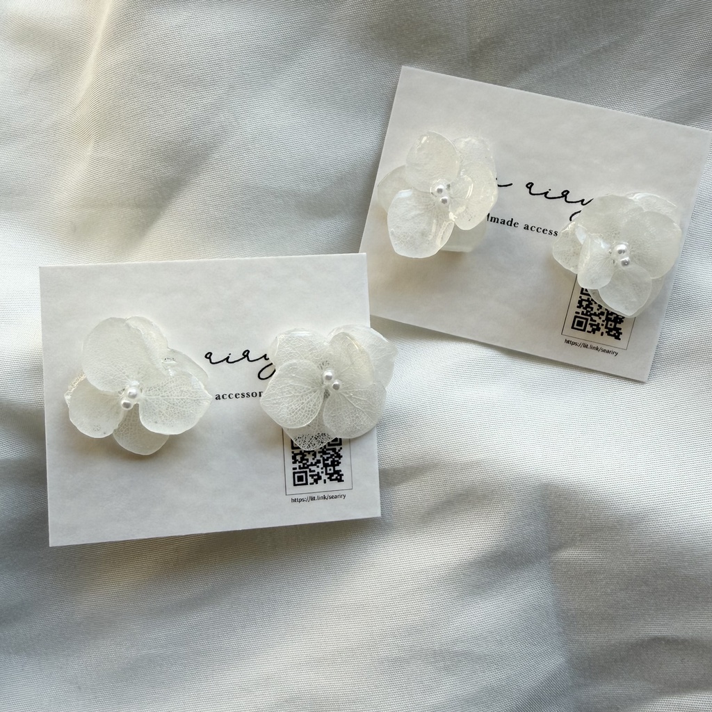 no.295  再販　ちいさなお花のピアス　ホワイトアナベル　紫陽花　アジサイ　ホワイト　パール　サージカルステンレス　ピアス