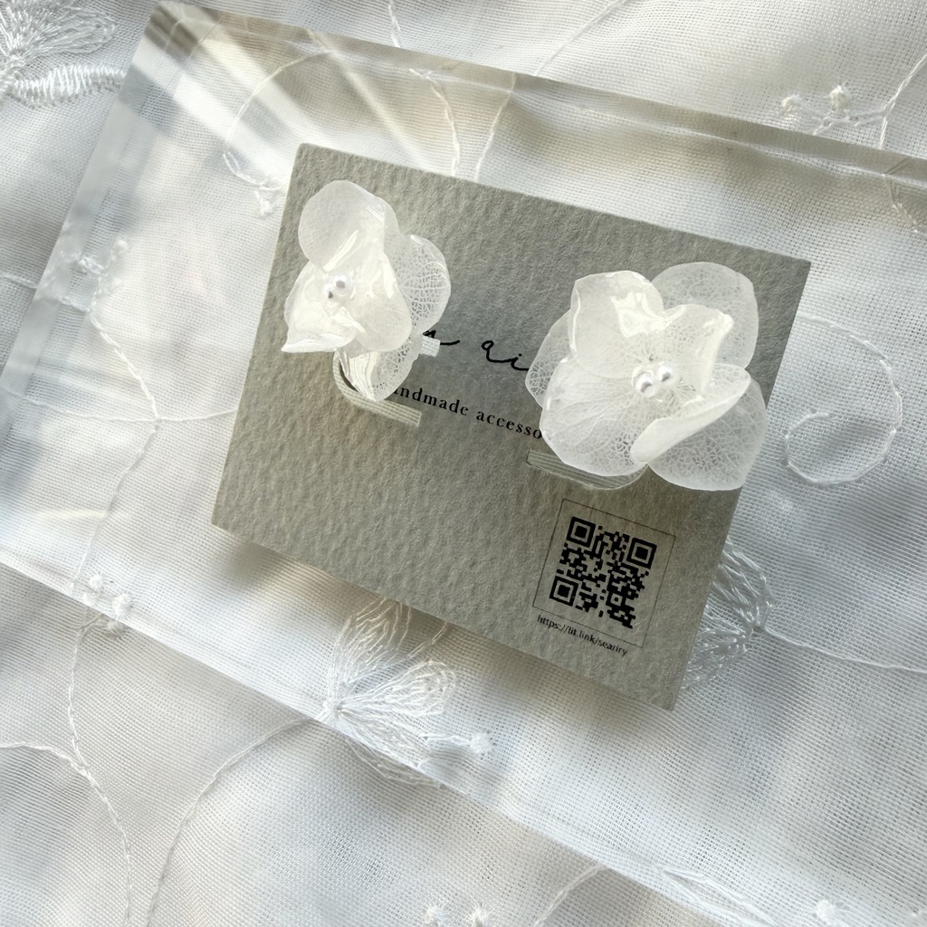 no.296 再販 小さなお花のノンホールピアス 樹脂 ホワイトアナベル パール 紫陽花 アジサイ ホワイト