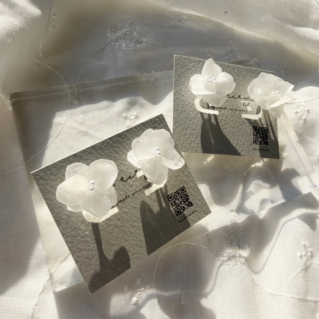 no.296 再販 小さなお花のノンホールピアス 樹脂 ホワイトアナベル パール 紫陽花 アジサイ ホワイト