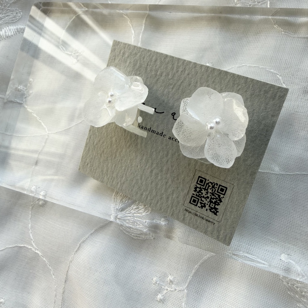 no.296 再販 小さなお花のノンホールピアス 樹脂 ホワイトアナベル パール 紫陽花 アジサイ ホワイト