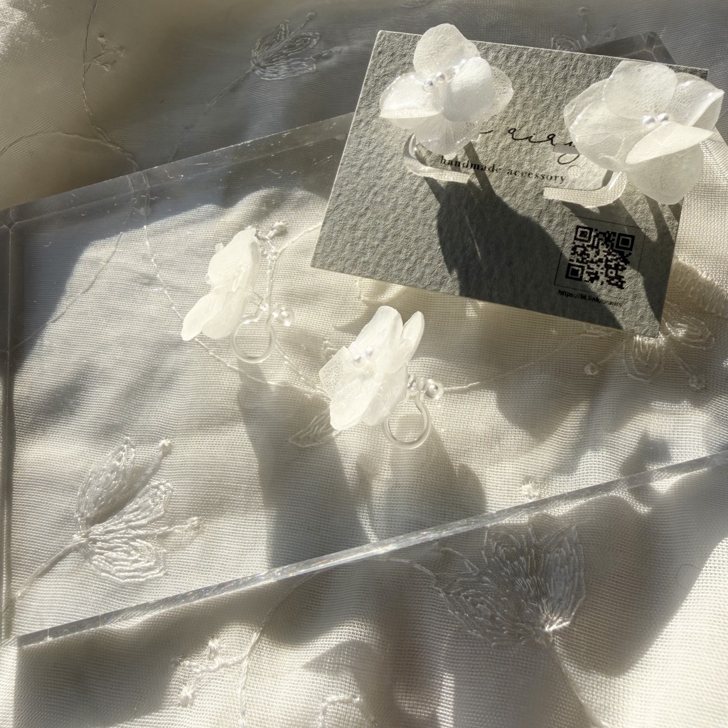 no.296 再販 小さなお花のノンホールピアス 樹脂 ホワイトアナベル パール 紫陽花 アジサイ ホワイト