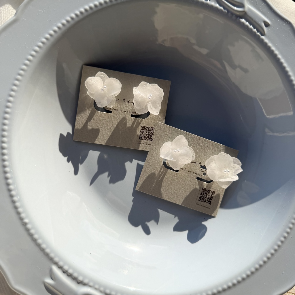 no.296 再販 小さなお花のノンホールピアス 樹脂 ホワイトアナベル パール 紫陽花 アジサイ ホワイト