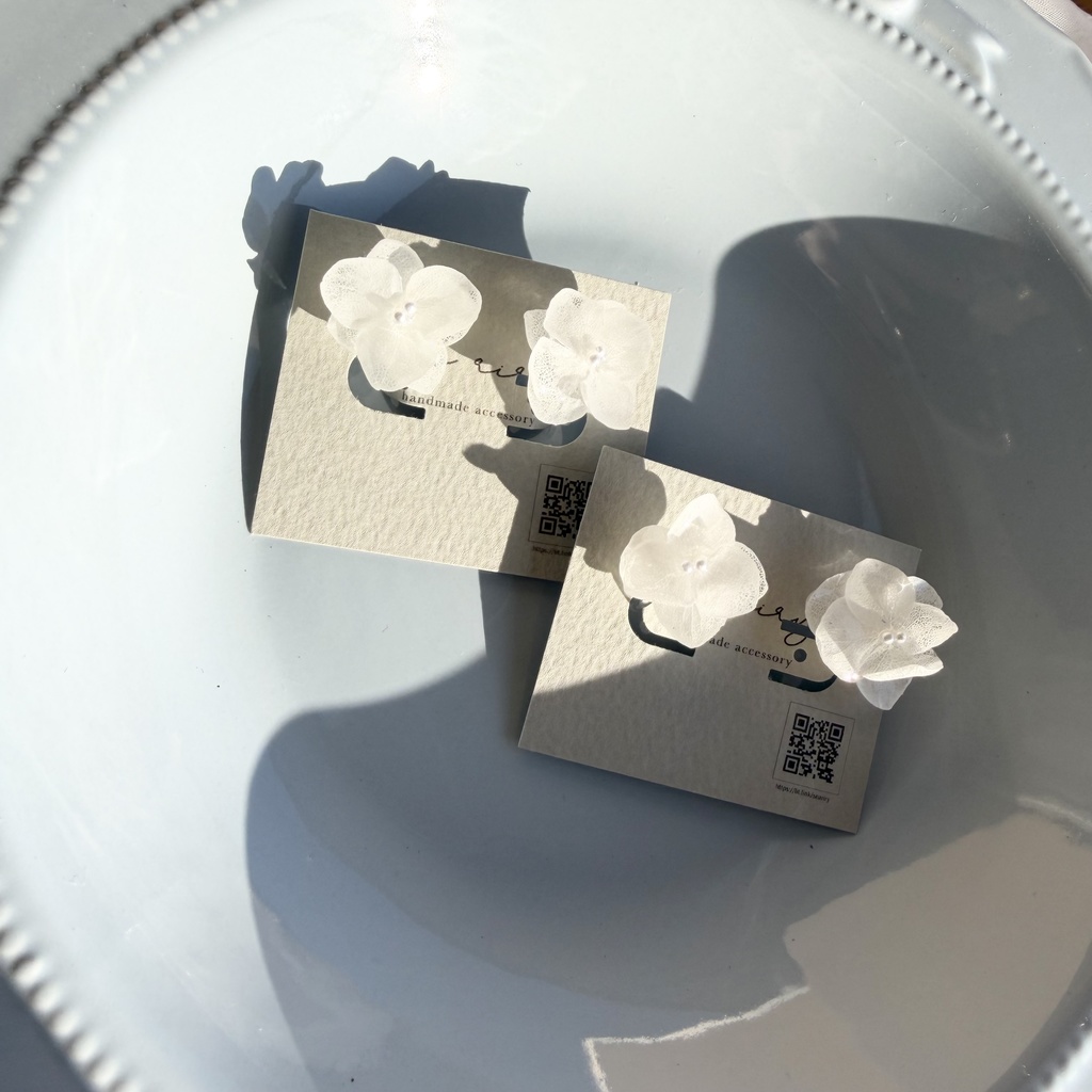 no.296 再販 小さなお花のノンホールピアス 樹脂 ホワイトアナベル パール 紫陽花 アジサイ ホワイト