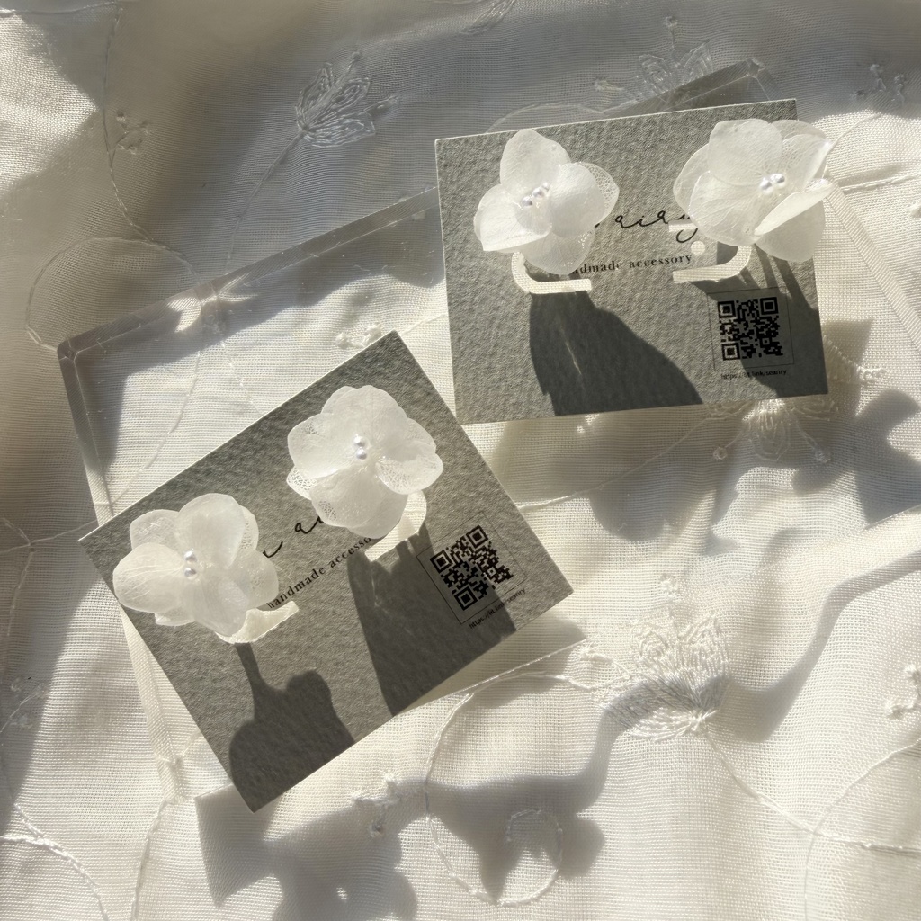 no.296  再販  小さなお花のノンホールピアス  樹脂 ホワイトアナベル  パール  紫陽花  アジサイ  ホワイト