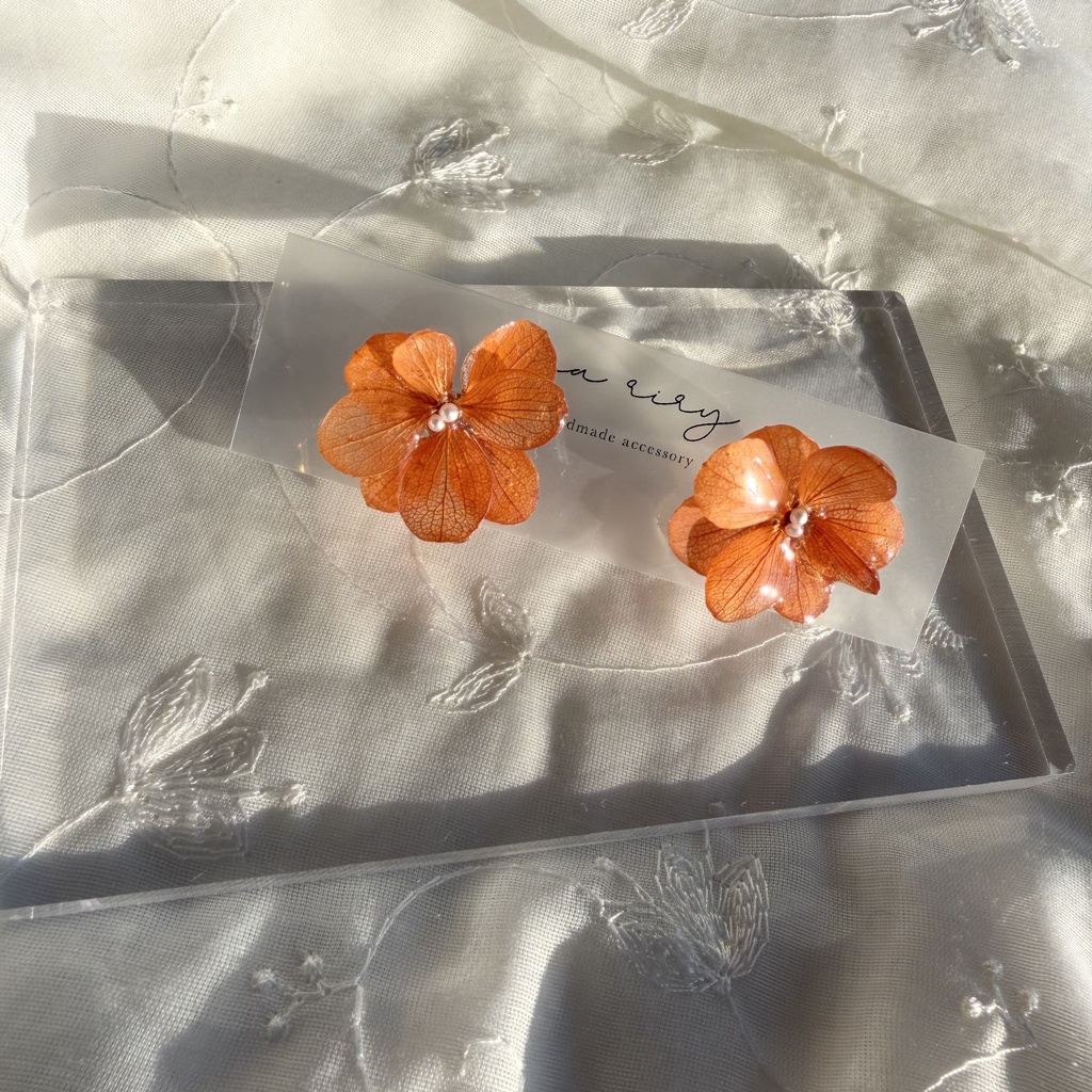 no.297  再販  ブリックオレンジの紫陽花ピアス  オレンジ   本物のお花   アジサイ  パール  ステンレス ピアス