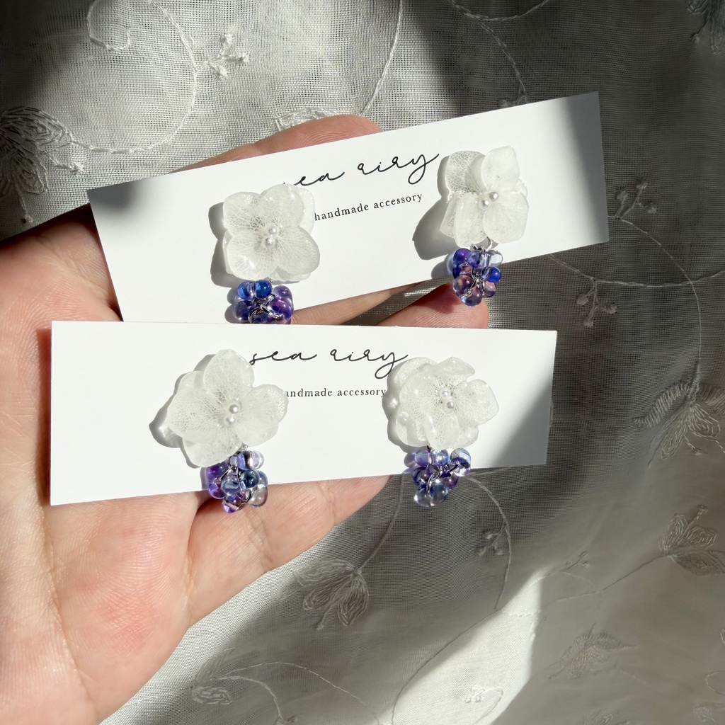 no.298 再販 紫陽花の雨粒ピアス ホワイトアナベル 本物のお花 雨色 雨 ファルファーレ 紫陽花 フラワーピアス