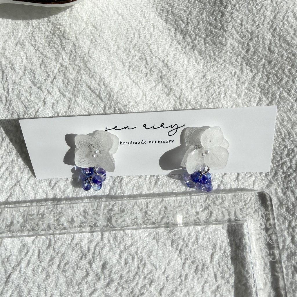 no.298 再販 紫陽花の雨粒ピアス ホワイトアナベル 本物のお花 雨色 雨 ファルファーレ 紫陽花 フラワーピアス