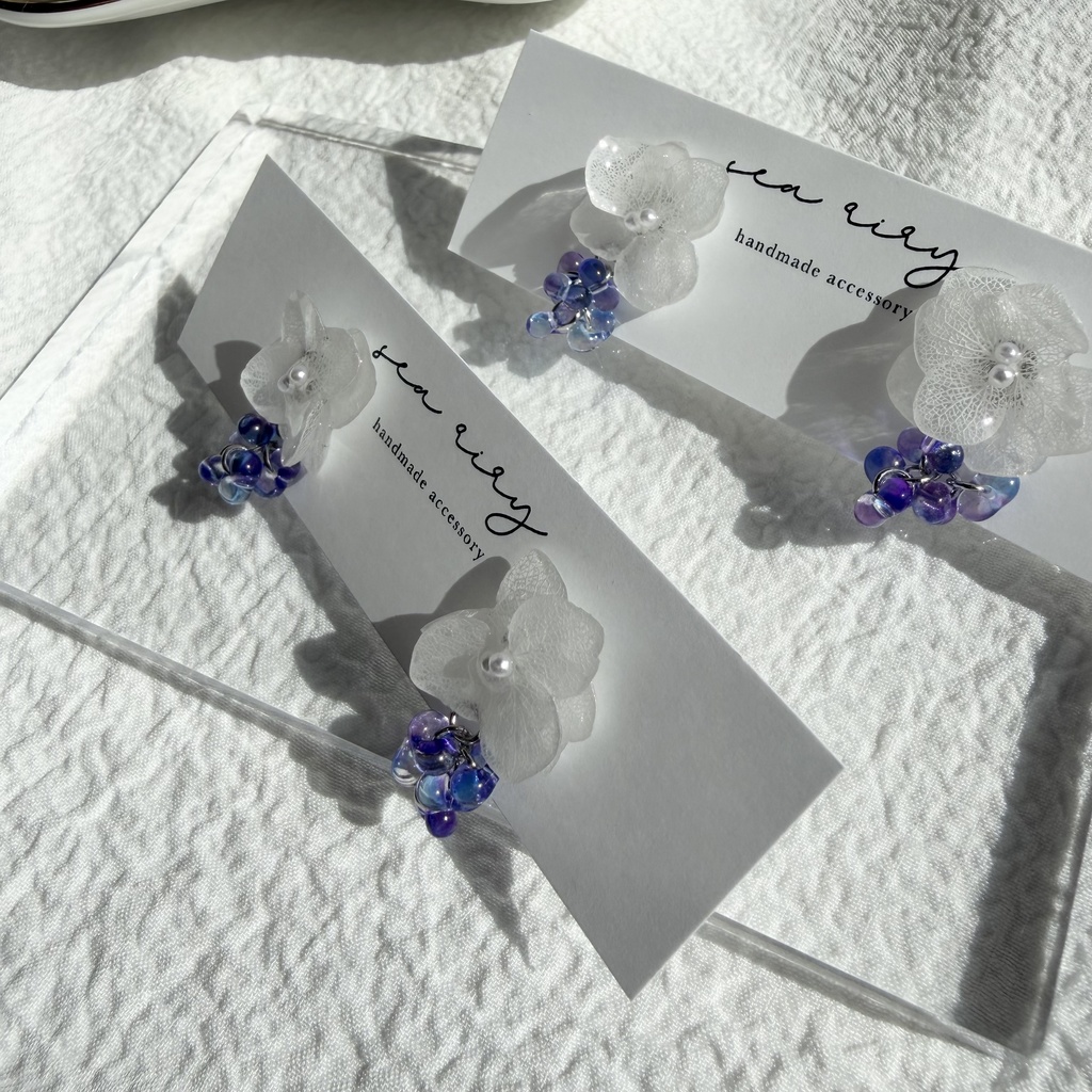 no.298 再販 紫陽花の雨粒ピアス ホワイトアナベル 本物のお花 雨色 雨 ファルファーレ 紫陽花 フラワーピアス