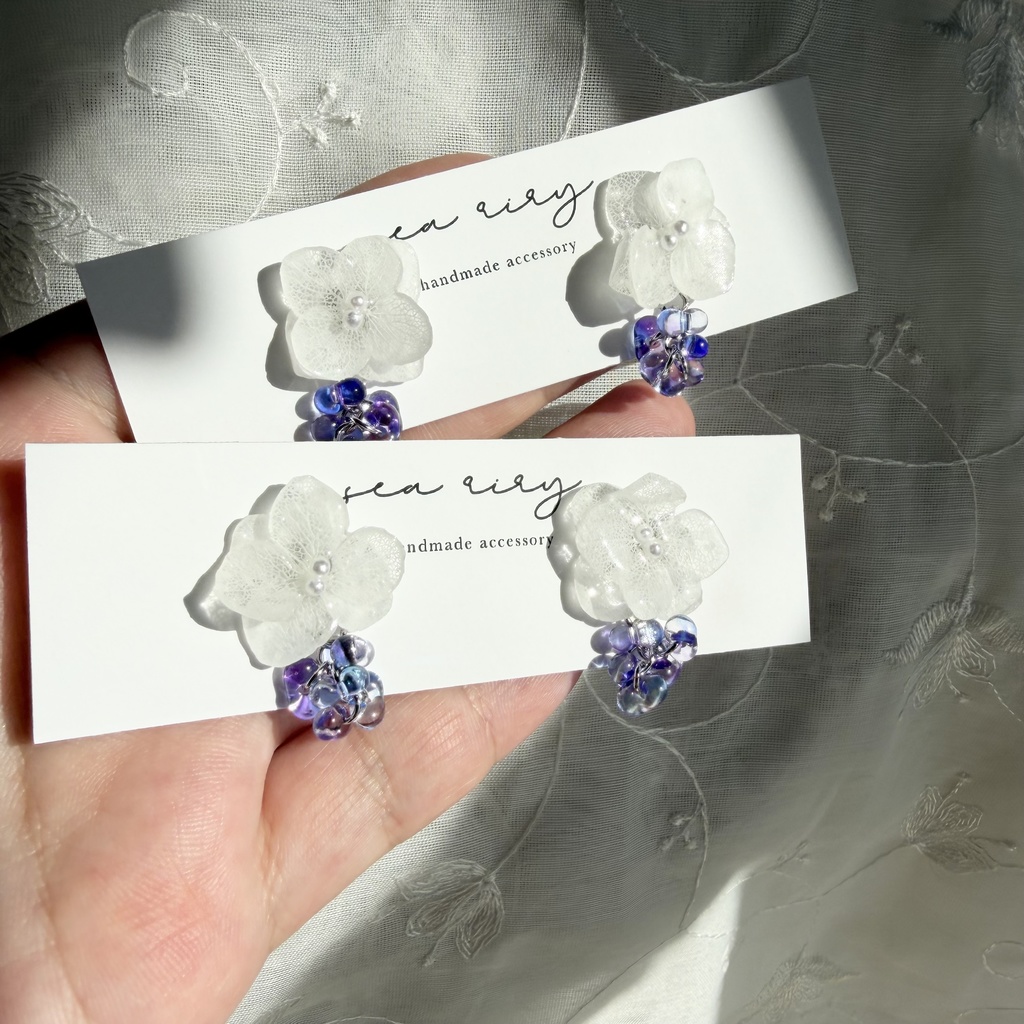 no.298 再販 紫陽花の雨粒ピアス ホワイトアナベル 本物のお花 雨色 雨 ファルファーレ 紫陽花 フラワーピアス