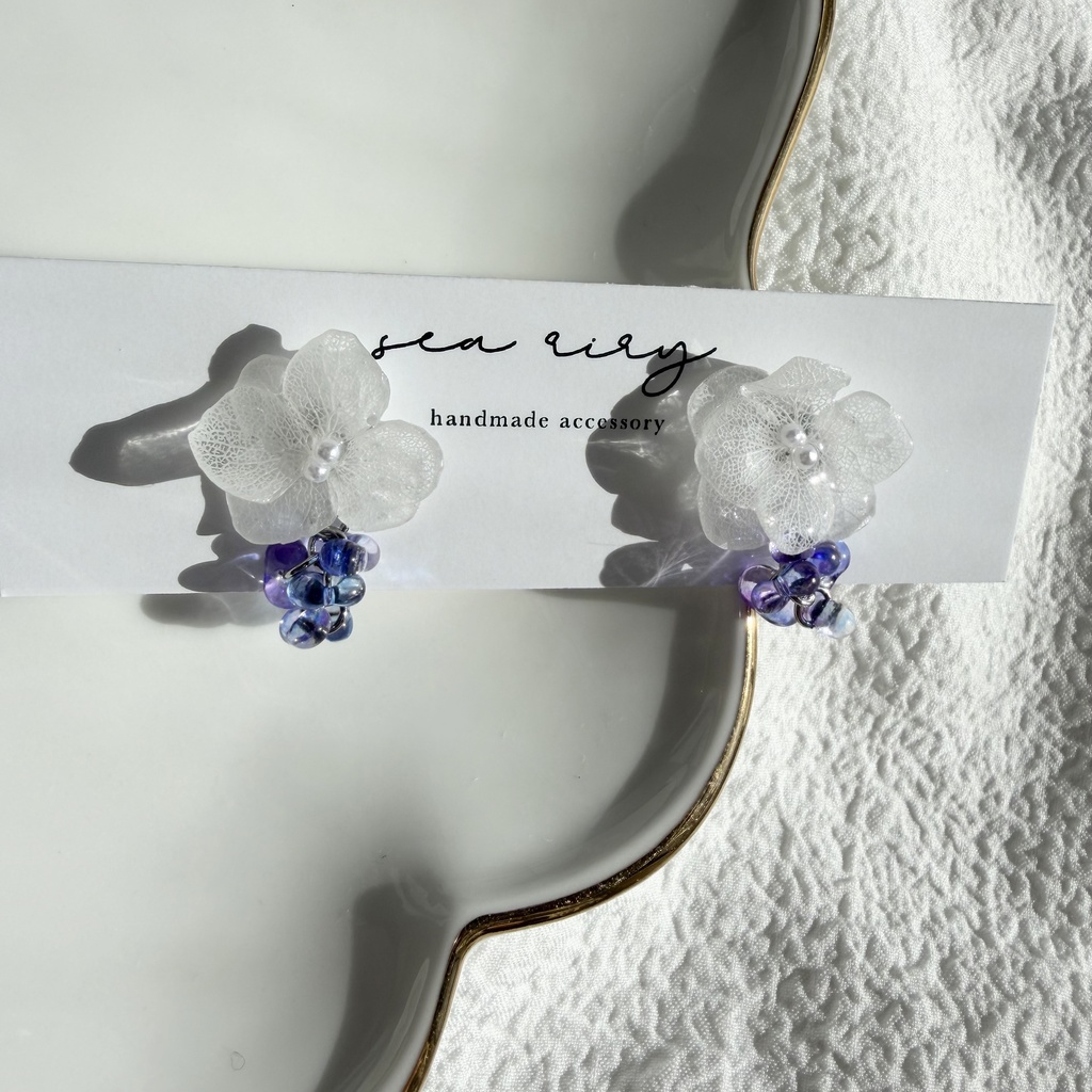 no.298 再販 紫陽花の雨粒ピアス ホワイトアナベル 本物のお花 雨色 雨 ファルファーレ 紫陽花 フラワーピアス