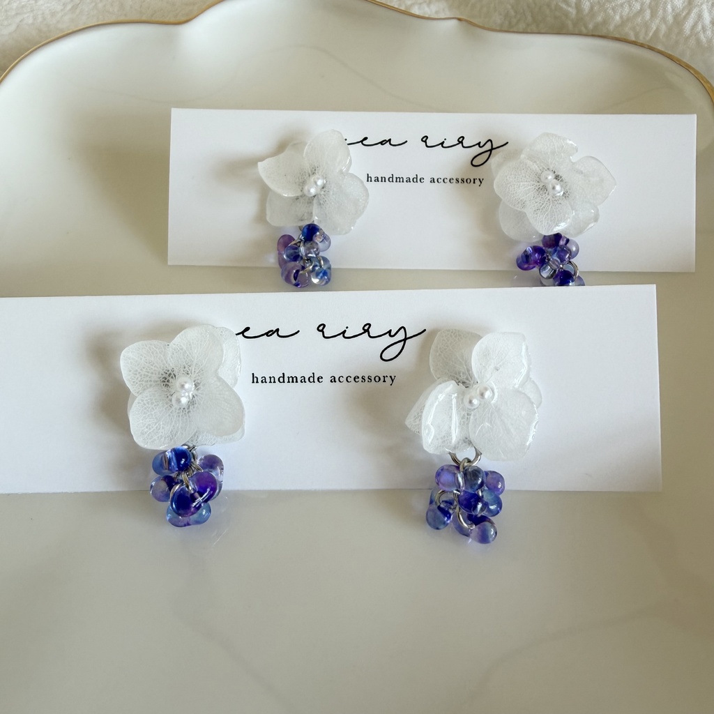 no.298 再販 紫陽花の雨粒ピアス ホワイトアナベル 本物のお花 雨色 雨 ファルファーレ 紫陽花 フラワーピアス