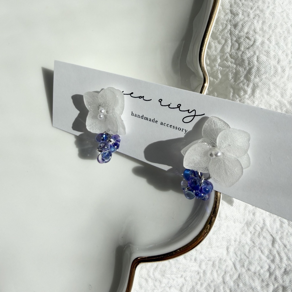 no.298 再販 紫陽花の雨粒ピアス ホワイトアナベル 本物のお花 雨色 雨 ファルファーレ 紫陽花 フラワーピアス