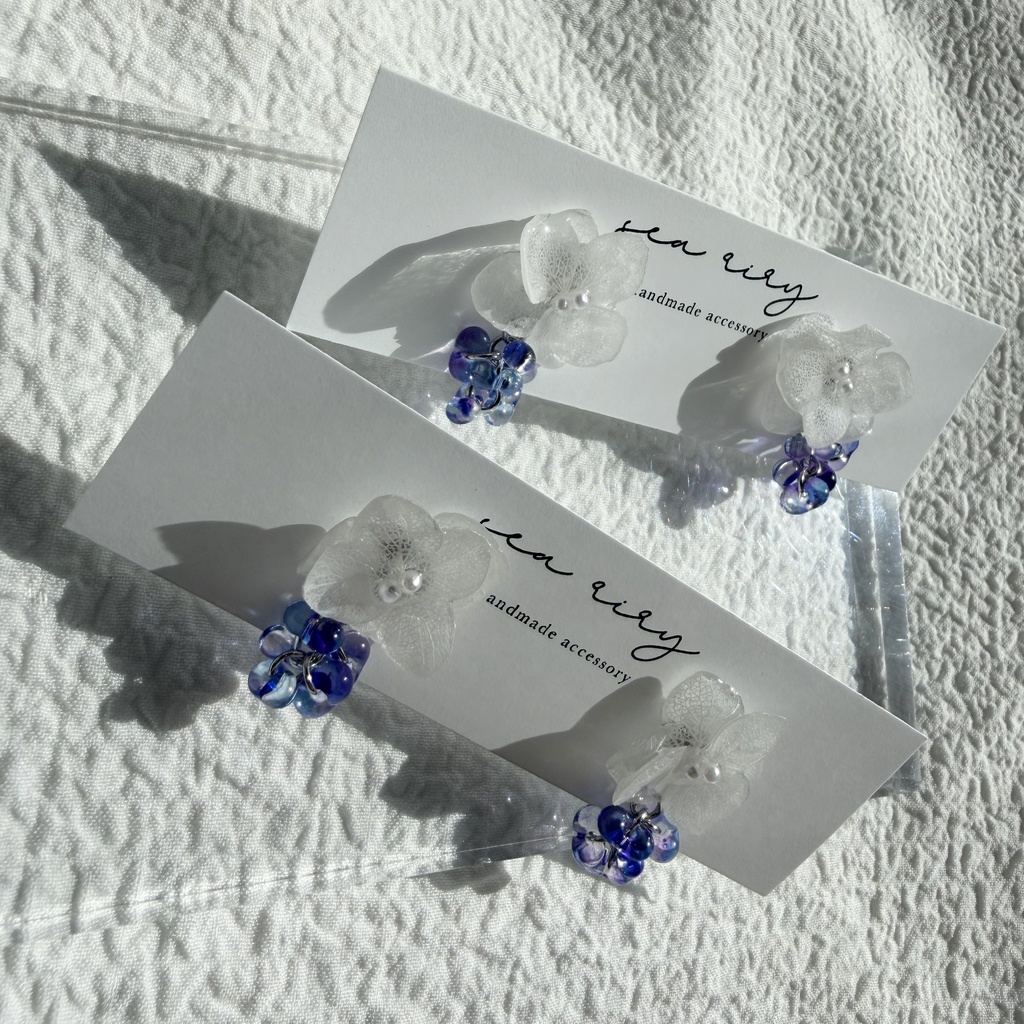 no.298 再販 紫陽花の雨粒ピアス ホワイトアナベル 本物のお花 雨色 雨 ファルファーレ 紫陽花 フラワーピアス