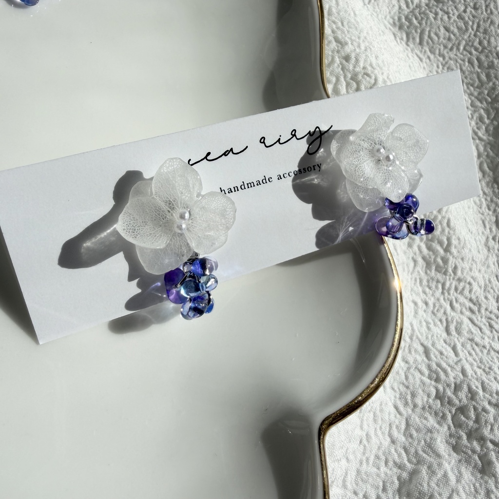 no.298 再販 紫陽花の雨粒ピアス ホワイトアナベル 本物のお花 雨色 雨 ファルファーレ 紫陽花 フラワーピアス
