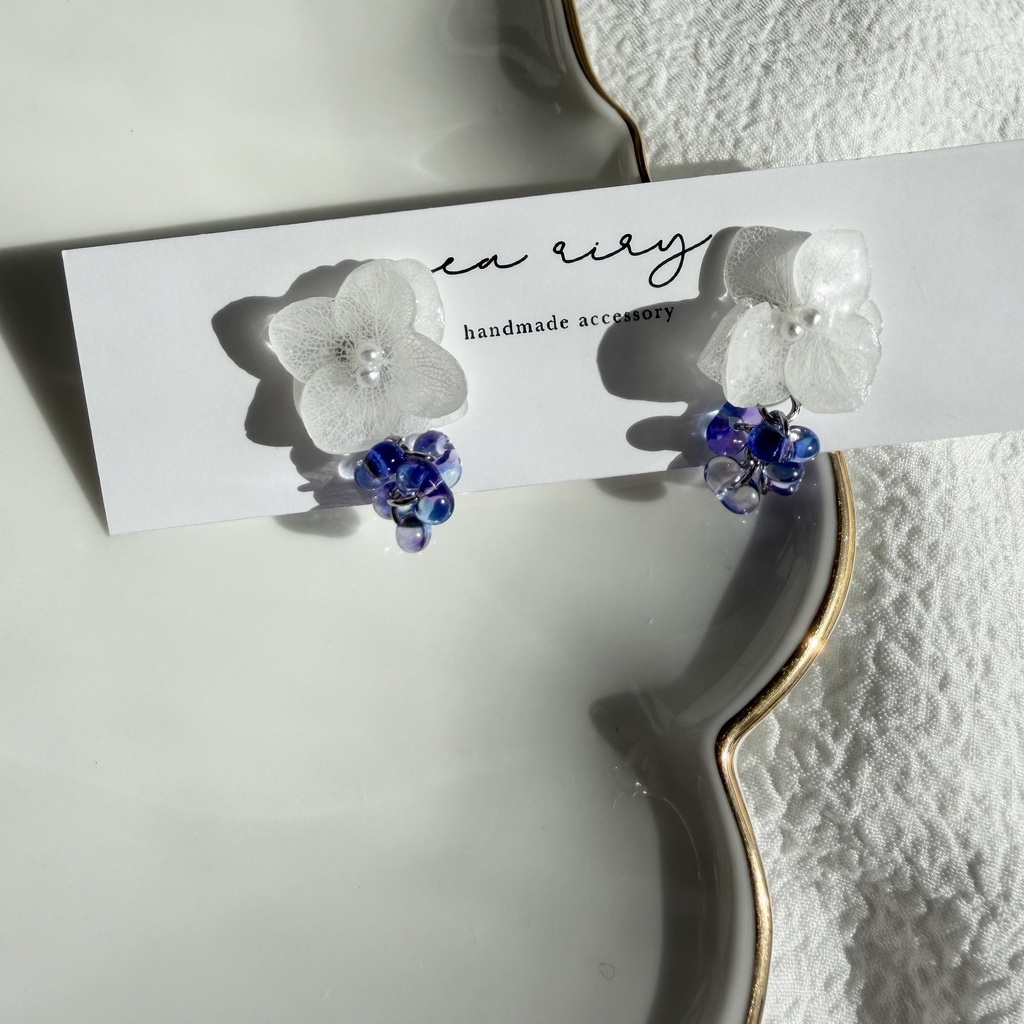 no.298 再販 紫陽花の雨粒ピアス ホワイトアナベル 本物のお花 雨色 雨 ファルファーレ 紫陽花 フラワーピアス
