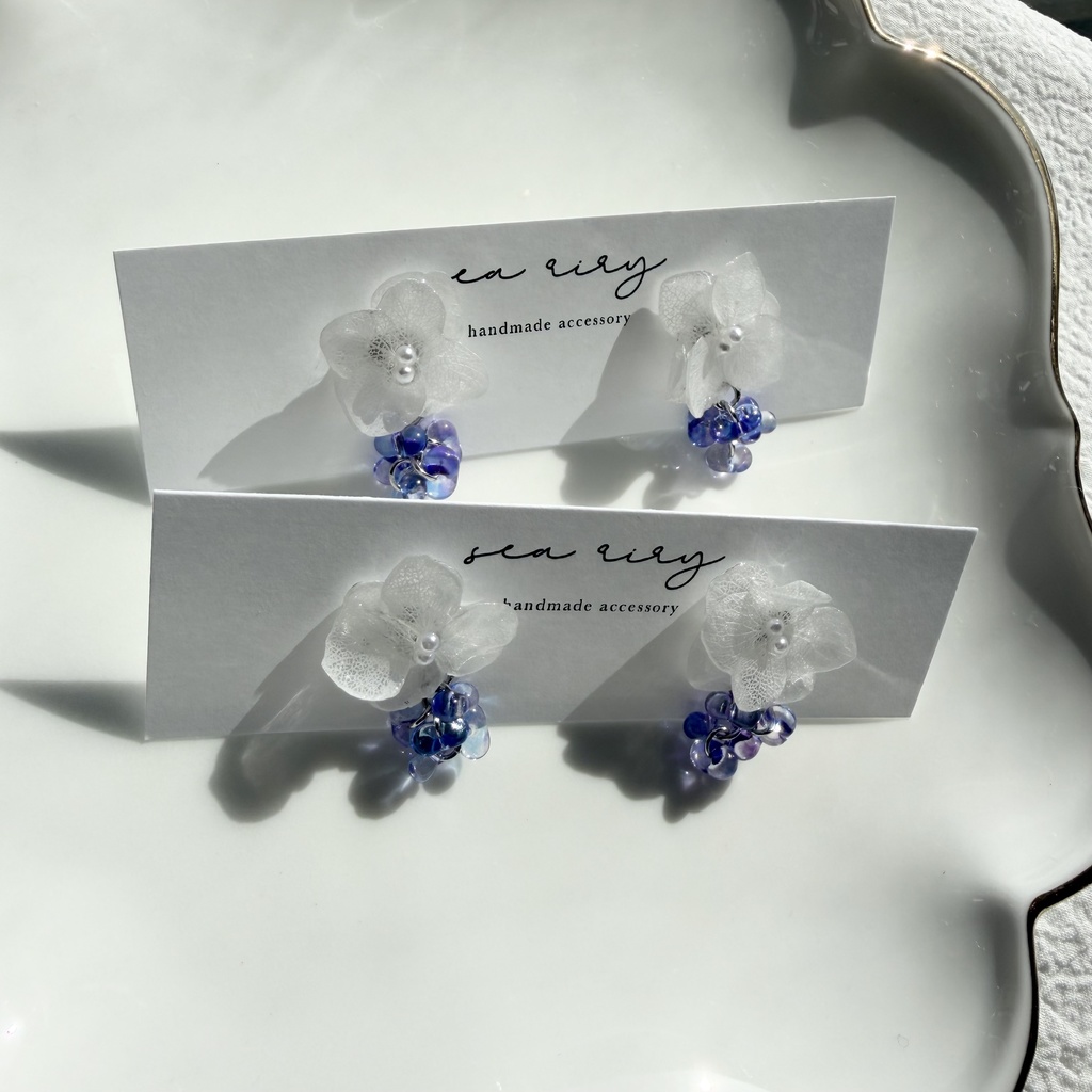 no.298 再販 紫陽花の雨粒ピアス ホワイトアナベル 本物のお花 雨色 雨 ファルファーレ 紫陽花 フラワーピアス