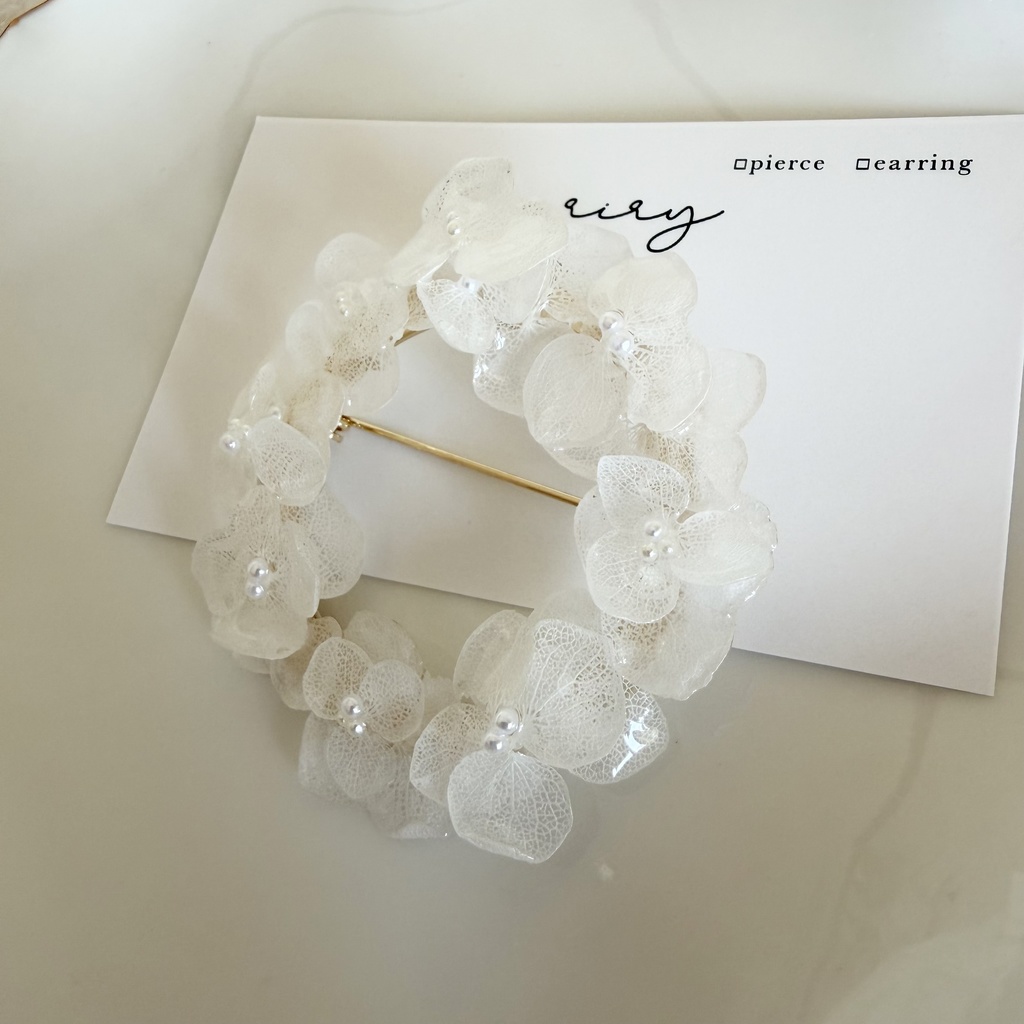 no.299 ホワイトアナベルのブローチ 紫陽花 本物のお花 ホワイト ブローチ リング型 卒園式 入学式
