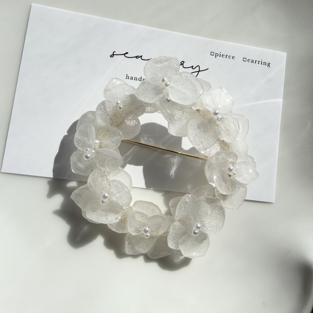 no.299 ホワイトアナベルのブローチ 紫陽花 本物のお花 ホワイト ブローチ リング型 卒園式 入学式