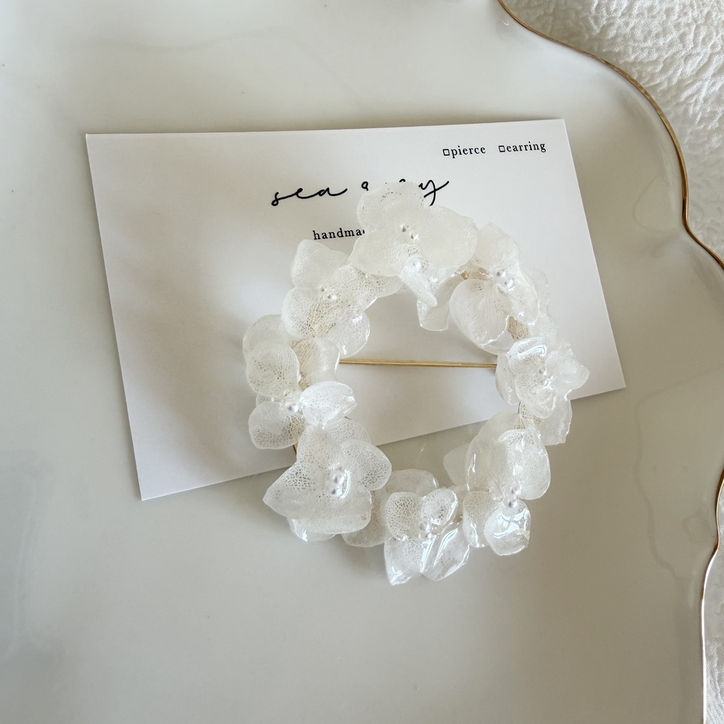 no.299 ホワイトアナベルのブローチ 紫陽花 本物のお花 ホワイト ブローチ リング型 卒園式 入学式