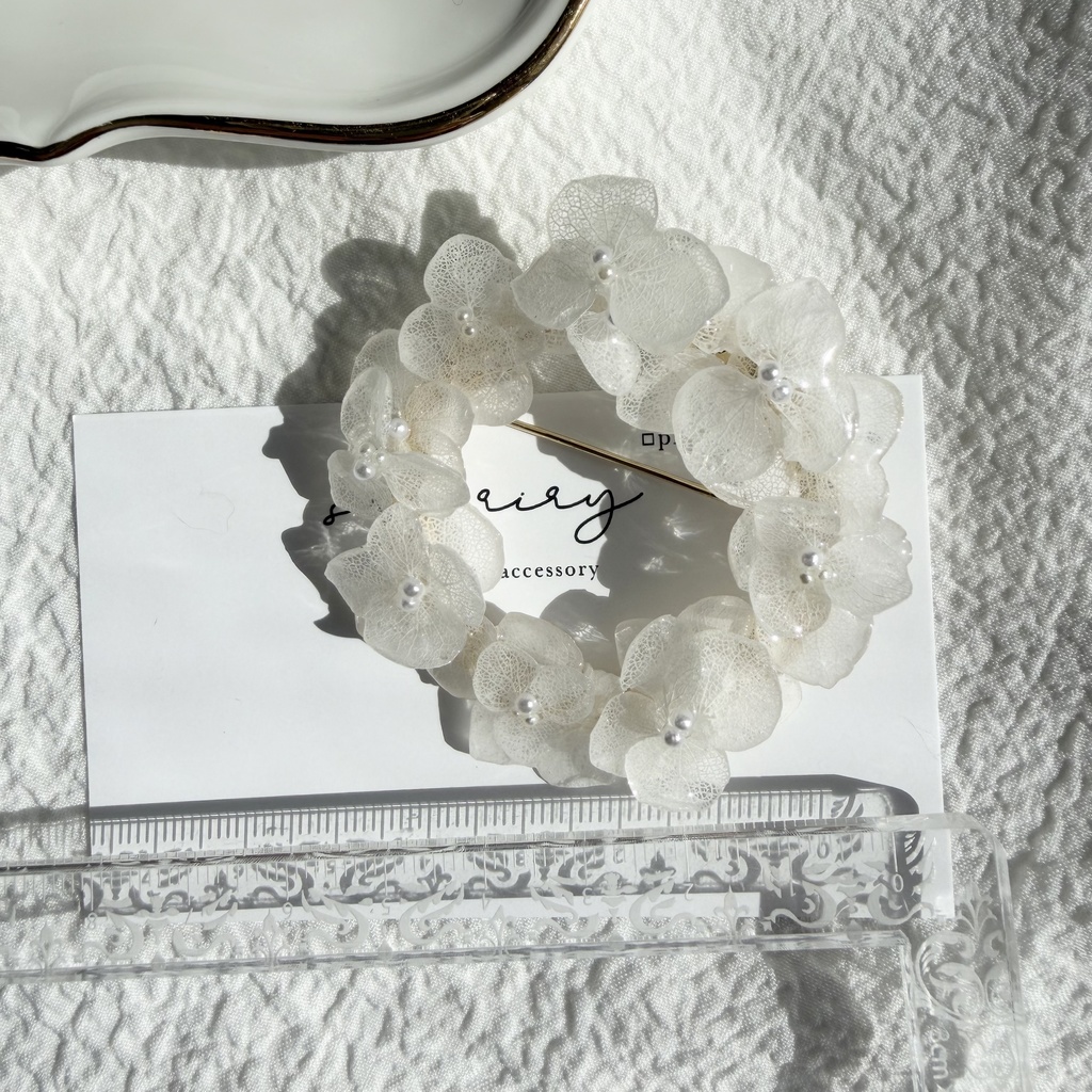 no.299 ホワイトアナベルのブローチ 紫陽花 本物のお花 ホワイト ブローチ リング型 卒園式 入学式