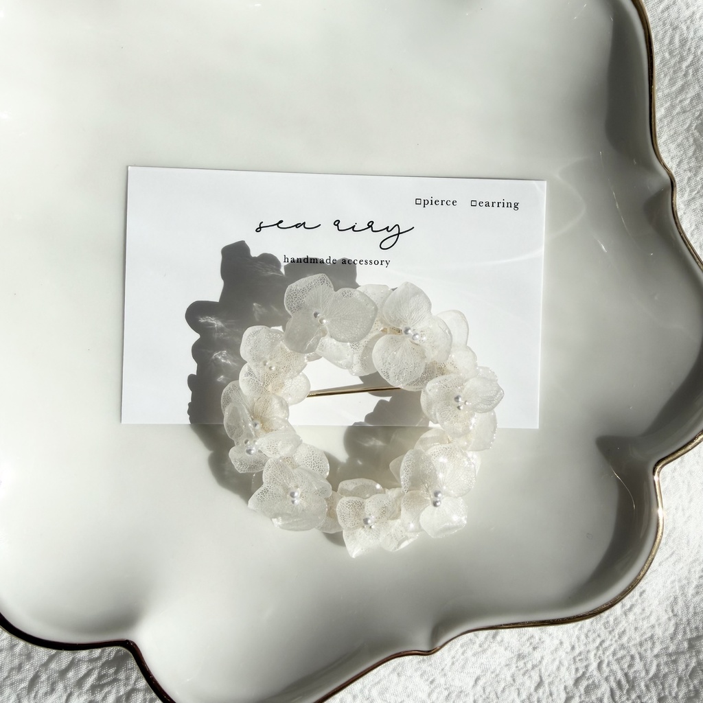 no.299 ホワイトアナベルのブローチ 紫陽花 本物のお花 ホワイト ブローチ リング型 卒園式 入学式