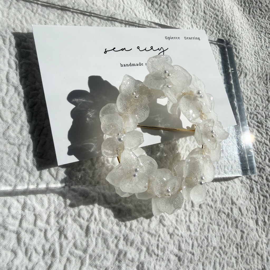 no.299 ホワイトアナベルのブローチ 紫陽花 本物のお花 ホワイト ブローチ リング型 卒園式 入学式