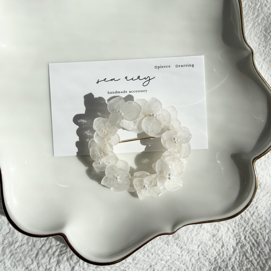 no.299 ホワイトアナベルのブローチ 紫陽花 本物のお花 ホワイト ブローチ リング型 卒園式 入学式