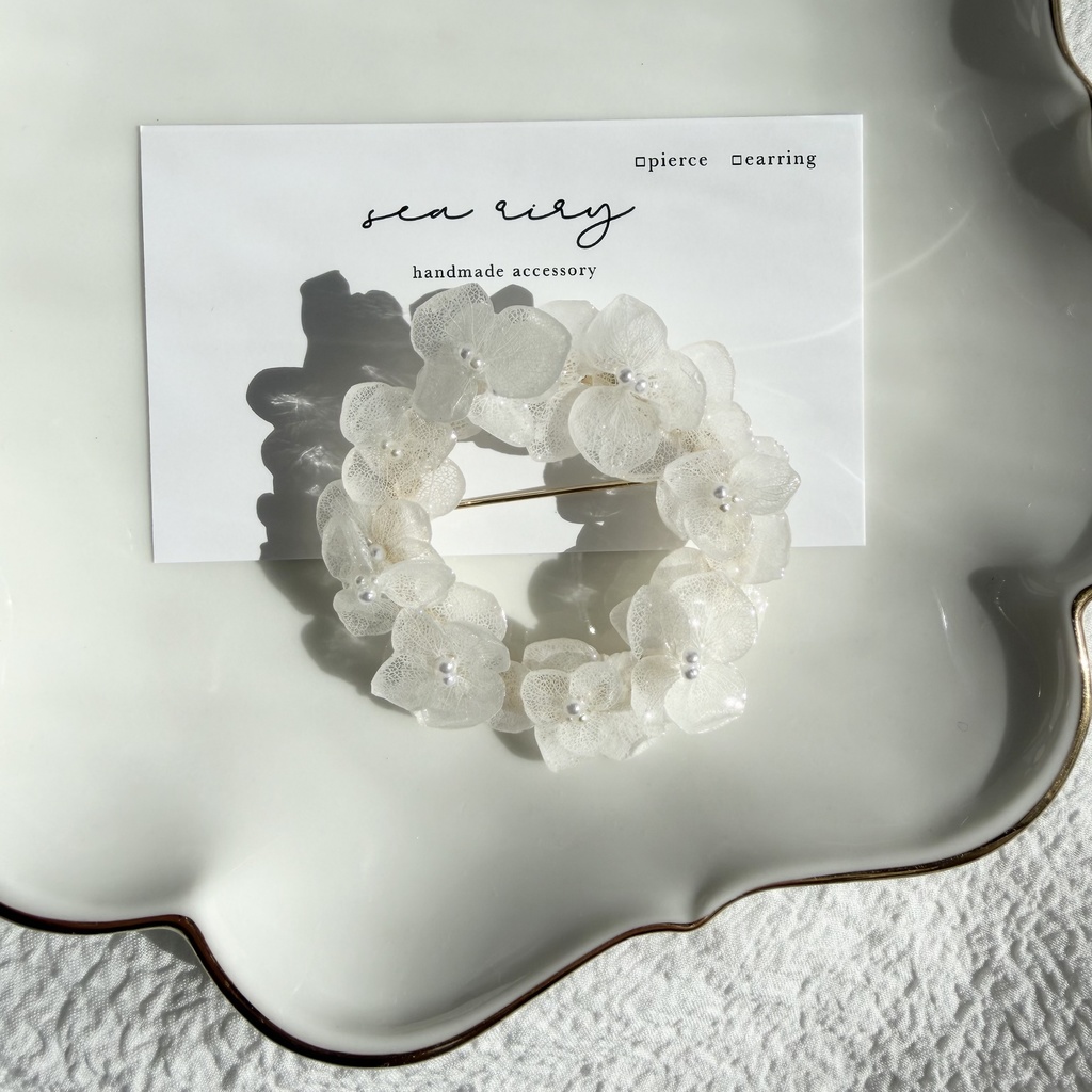 no.299 ホワイトアナベルのブローチ 紫陽花 本物のお花 ホワイト ブローチ リング型 卒園式 入学式