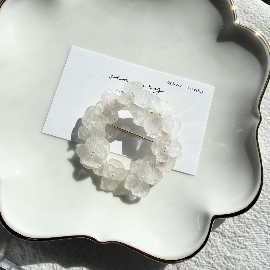 no.299 ホワイトアナベルのブローチ 紫陽花 本物のお花 ホワイト ブローチ リング型 卒園式 入学式