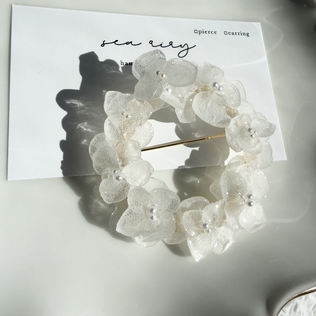 no.299 ホワイトアナベルのブローチ 紫陽花 本物のお花 ホワイト ブローチ リング型 卒園式 入学式