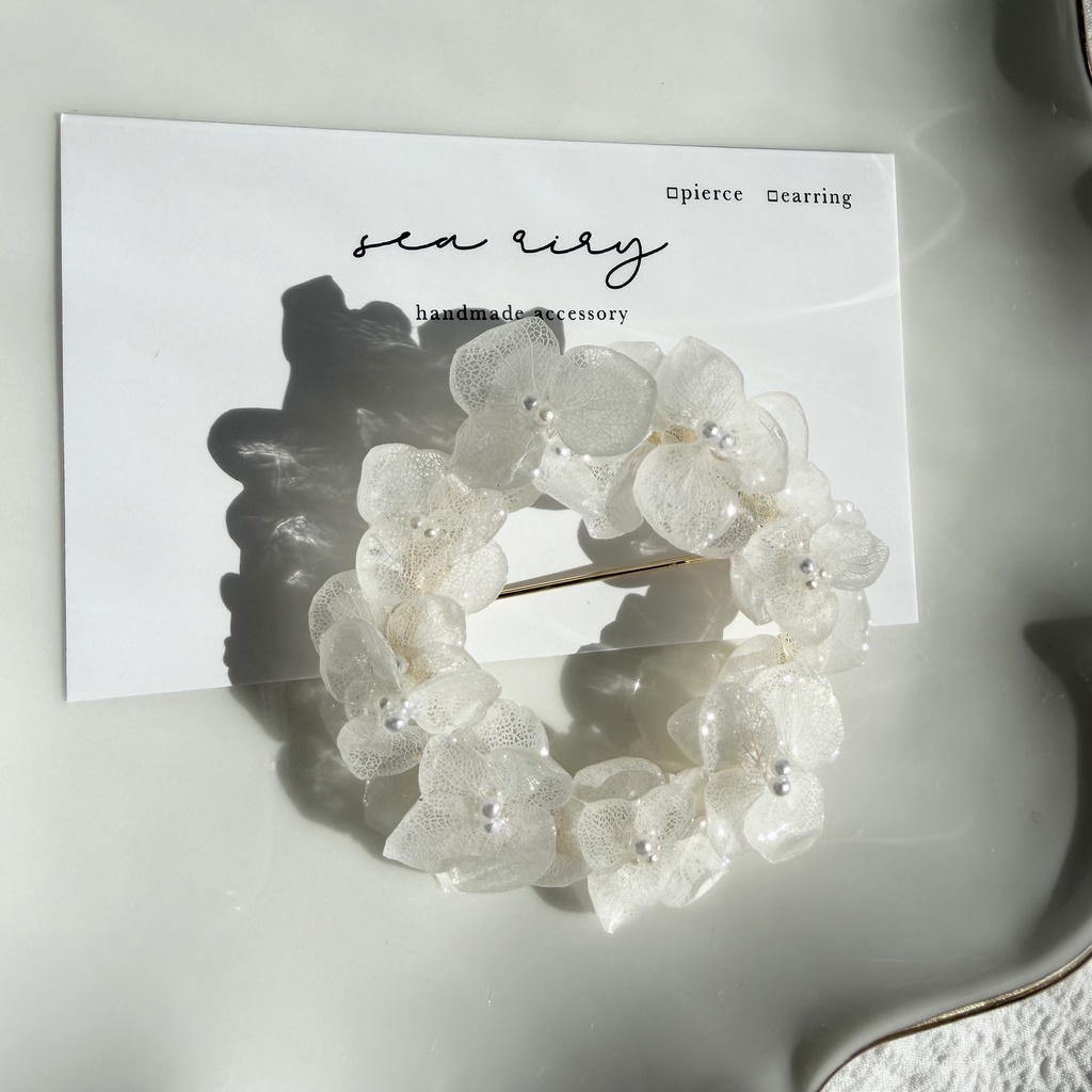 no.299 ホワイトアナベルのブローチ 紫陽花 本物のお花 ホワイト ブローチ リング型 卒園式 入学式