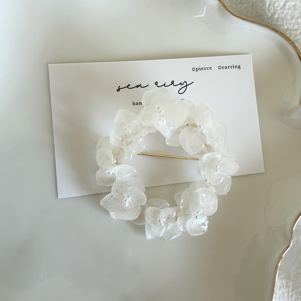 no.299 ホワイトアナベルのブローチ 紫陽花 本物のお花 ホワイト ブローチ リング型 卒園式 入学式