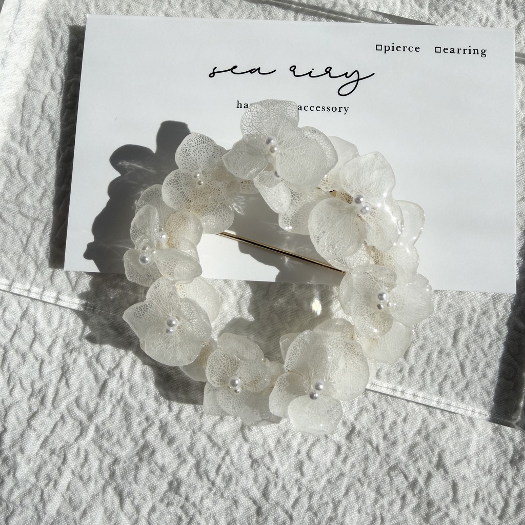 no.299 ホワイトアナベルのブローチ 紫陽花 本物のお花 ホワイト ブローチ リング型 卒園式 入学式