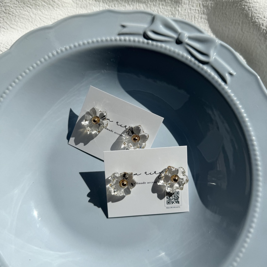 no.300 再販 ちいさなお花のクリアピアス クリア フラワー レジンピアス サージカルステンレスピアス ゴールド