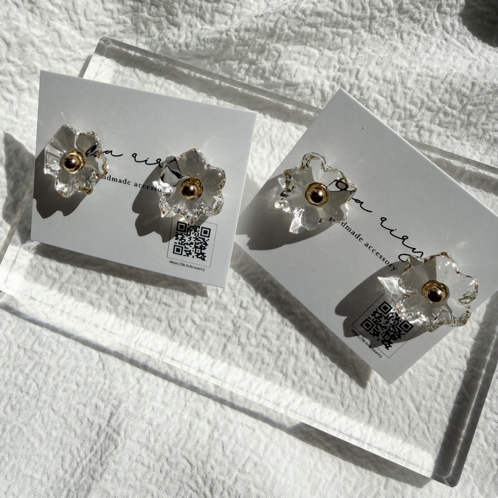 no.300 再販 ちいさなお花のクリアピアス クリア フラワー レジンピアス サージカルステンレスピアス ゴールド