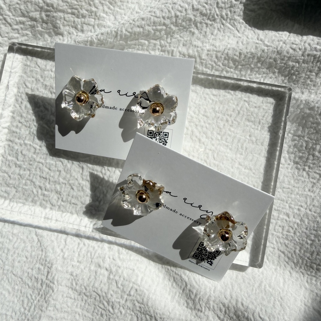 no.300 再販 ちいさなお花のクリアピアス クリア フラワー レジンピアス サージカルステンレスピアス ゴールド