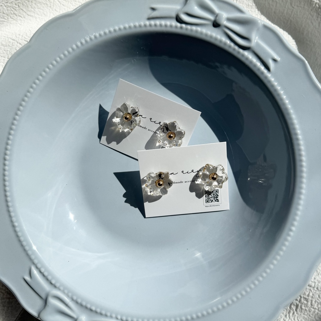 no.300 再販 ちいさなお花のクリアピアス クリア フラワー レジンピアス サージカルステンレスピアス ゴールド