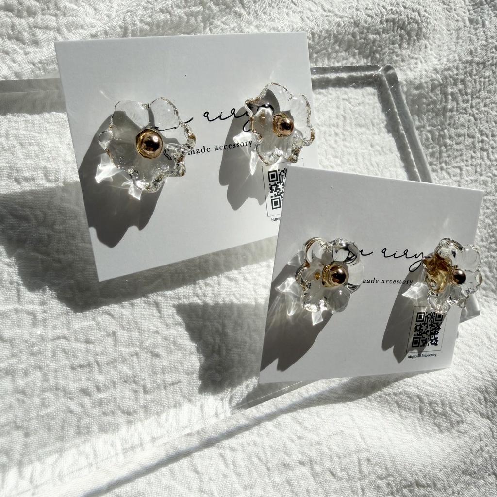 no.300 再販 ちいさなお花のクリアピアス クリア フラワー レジンピアス サージカルステンレスピアス ゴールド