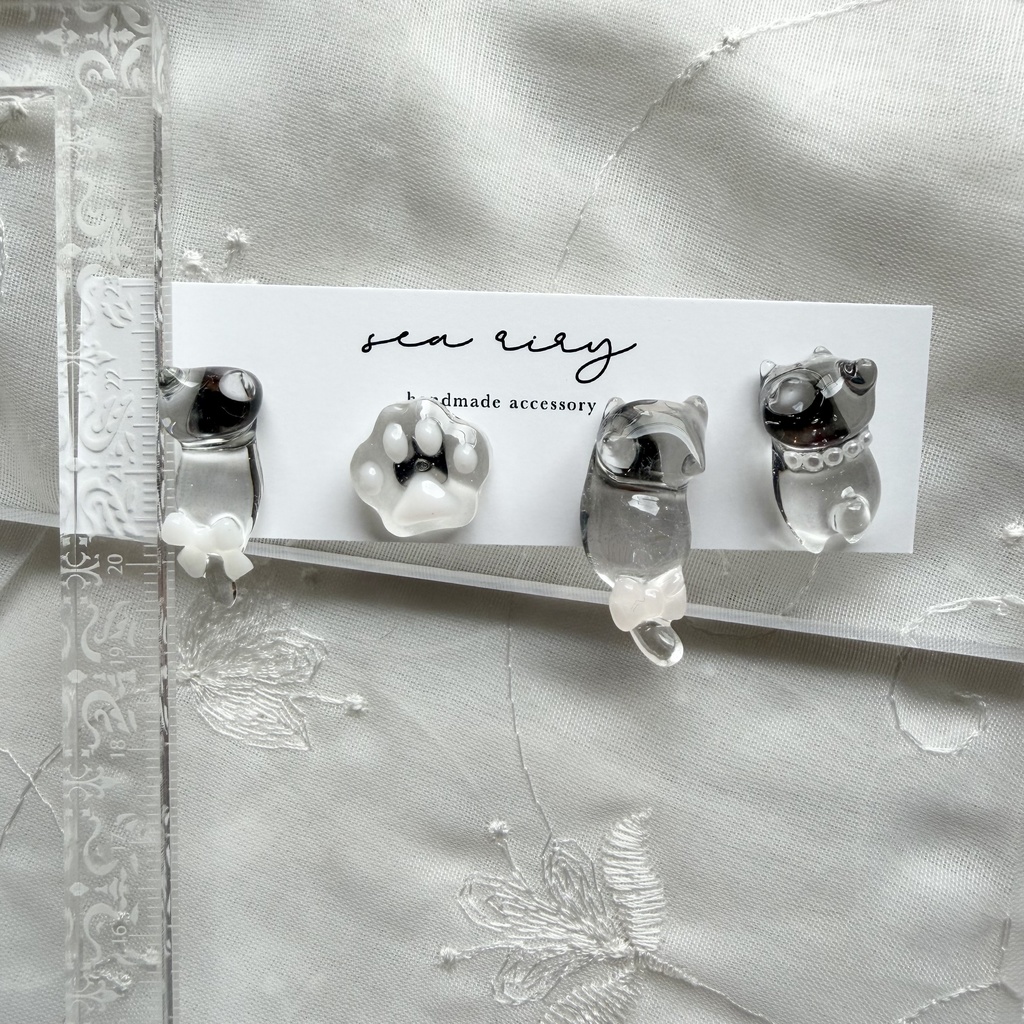 no.305 おめかしねこちゃんのピアスセット 猫 ネコ リボン パール サージカルステンレス ピアス