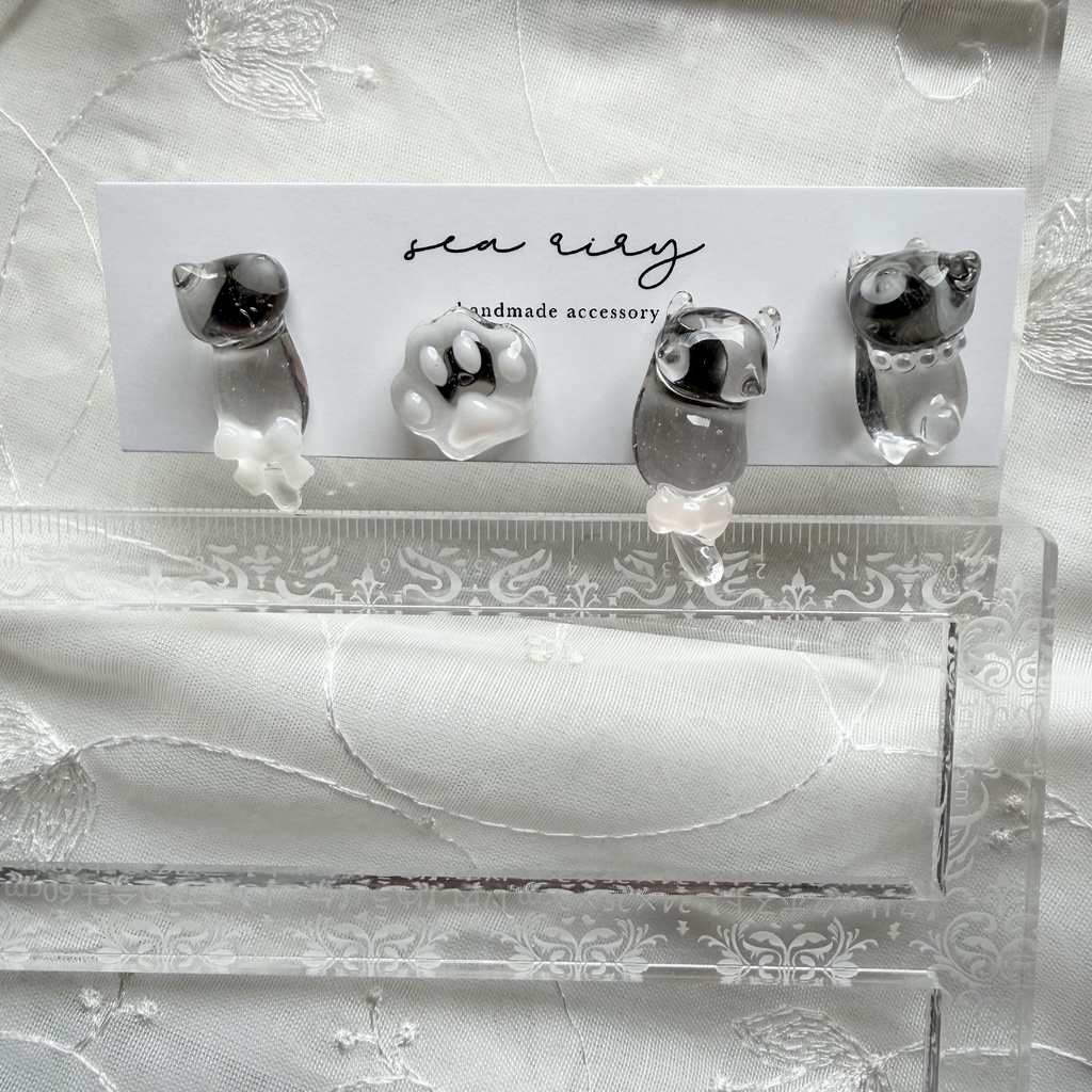 no.305 おめかしねこちゃんのピアスセット 猫 ネコ リボン パール サージカルステンレス ピアス