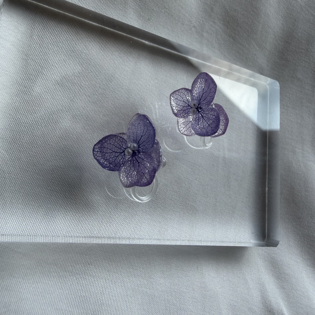 no.377 パープル紫陽花のちいさなお花のイヤリング 本物のお花 紫陽花 パープル 樹脂ノンホールイヤリング