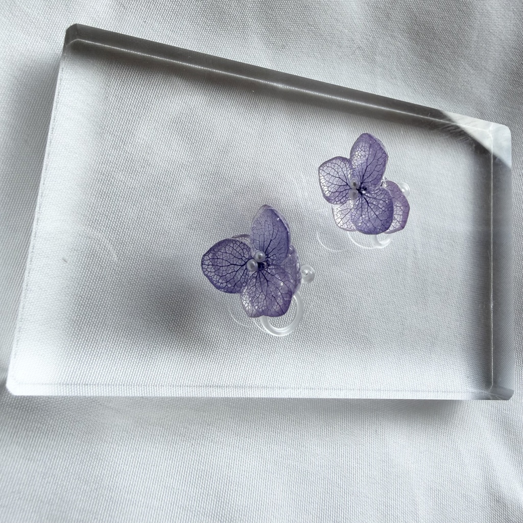 no.377 パープル紫陽花のちいさなお花のイヤリング 本物のお花 紫陽花 パープル 樹脂ノンホールイヤリング