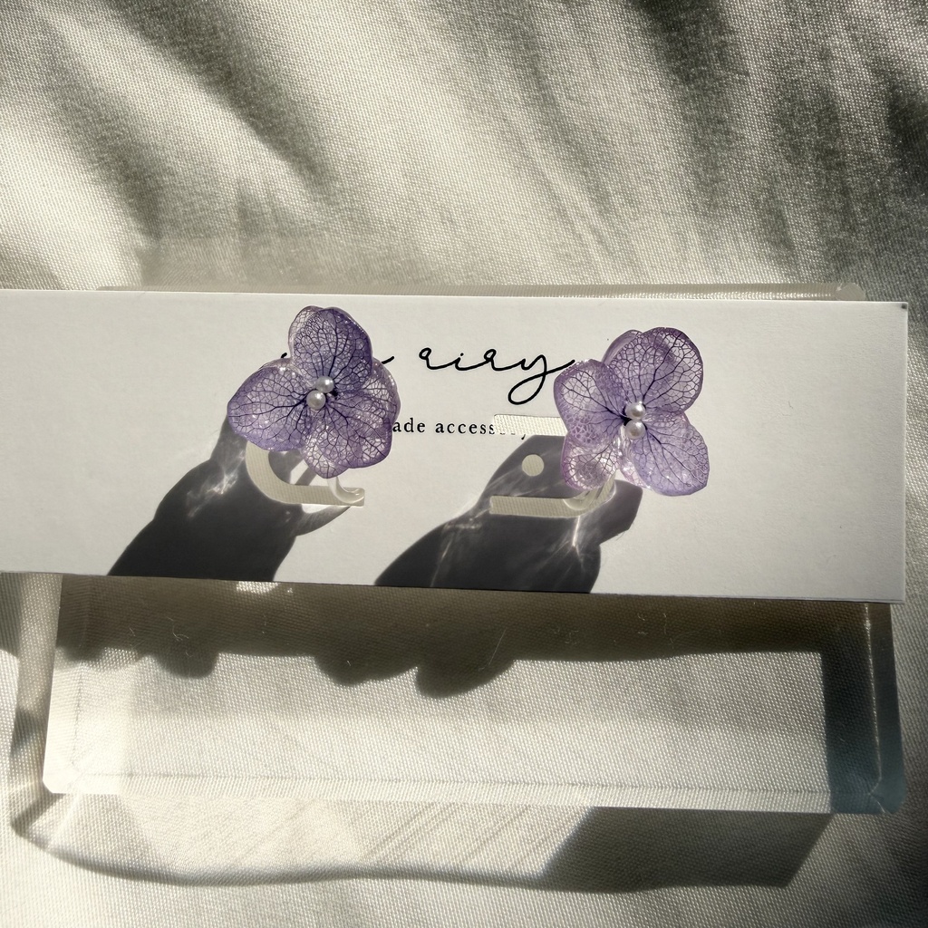 no.377 パープル紫陽花のちいさなお花のイヤリング 本物のお花 紫陽花 パープル 樹脂ノンホールイヤリング